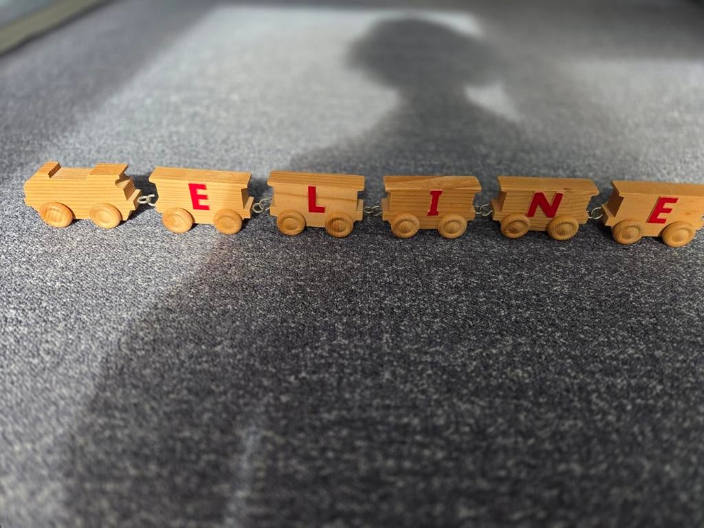 Houten treintje met letters E,L,I,N,E, Kinderen en Baby's, Speelgoed | Houten speelgoed, Ophalen