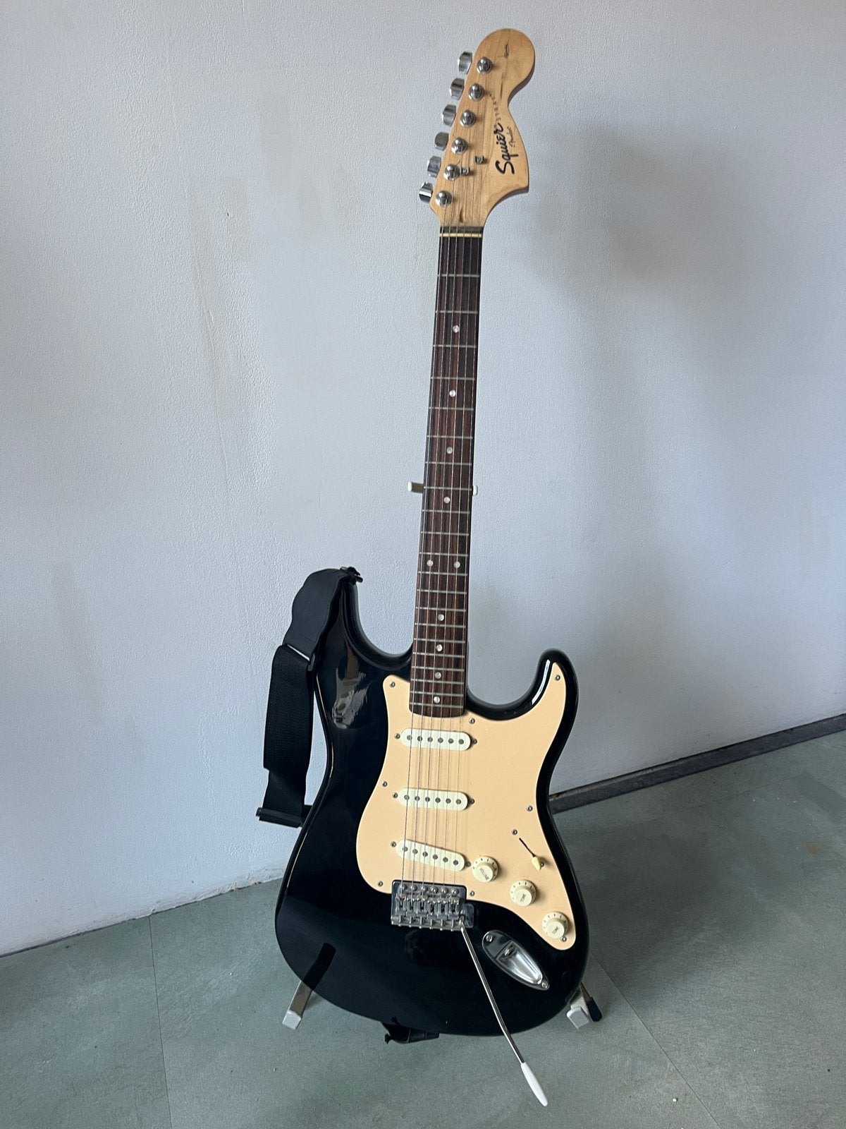 Squier by Fender Stratocaster — zwart electrisch gitaar, Ophalen of Verzenden, Zo goed als nieuw, Solid body, Fender