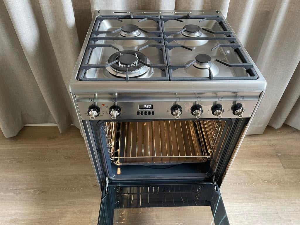 Smeg fornuis wokbrander hetelucht oven 60 cm rvs, Ophalen, 60 cm of meer, 4 kookzones, Zo goed als nieuw