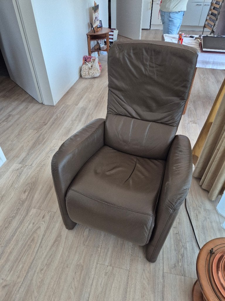 Bruin lederen Sta op relaxstoel, Ophalen, Gebruikt, 75 tot 100 cm, 50 tot 75 cm