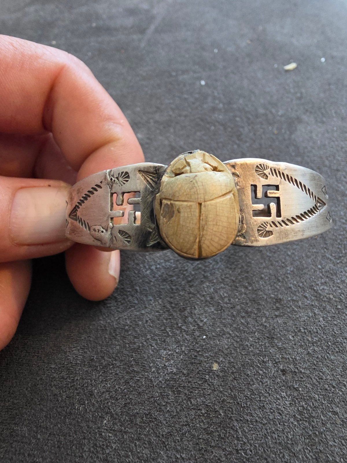 Zilveren armband met scarabee en swastika's (ca. 1930-1935), Antiek en Kunst, Ophalen of Verzenden, Zilver