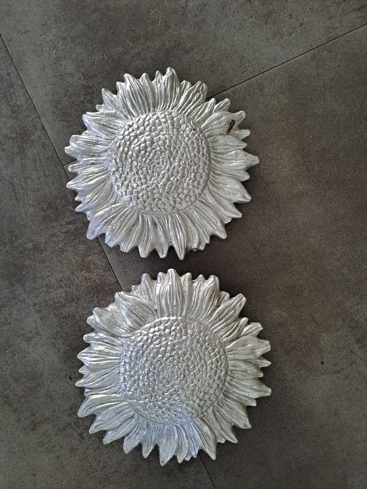 Set van 2 zilverkleurige zonnebloem wanddecoraties, Ophalen, Gebruikt, Overige stijlen, Steen/keramiek