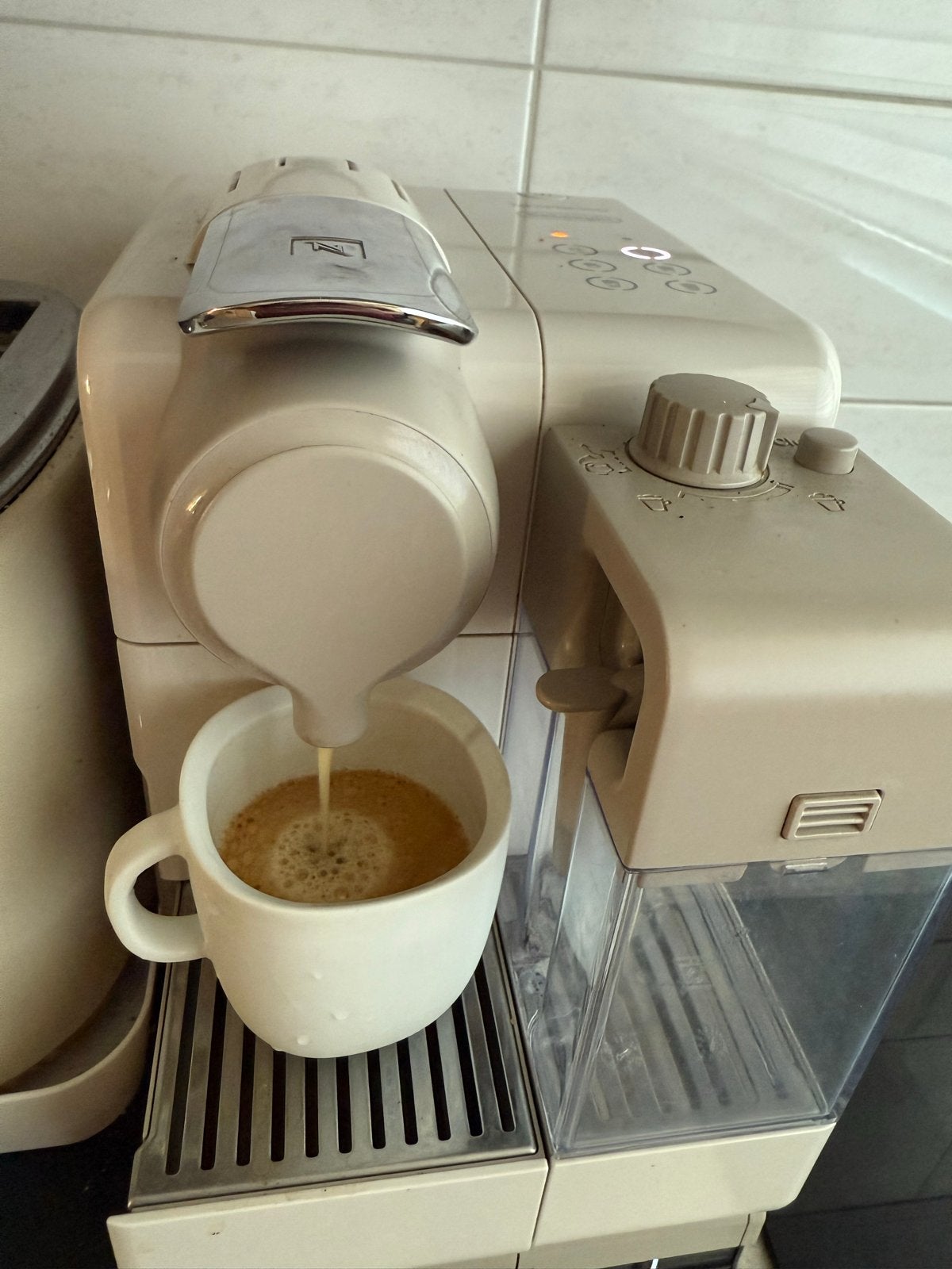 Nespresso De'Longhi Lattissima One - Koffie- en Espressomach, Witgoed en Apparatuur, Gebruikt, Espresso apparaat, Ophalen of Verzenden