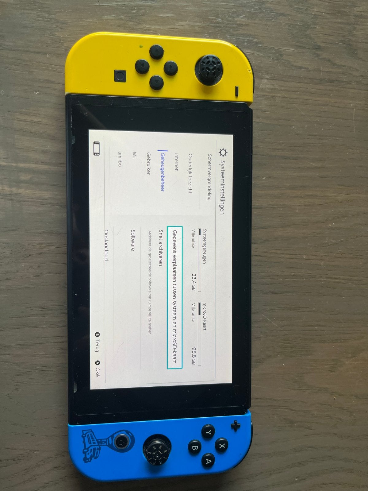 Nintendo Switch met hoesje en houder + oplader, Spelcomputers en Games, Gebruikt, Met 2 controllers, Ophalen of Verzenden, Switch Original