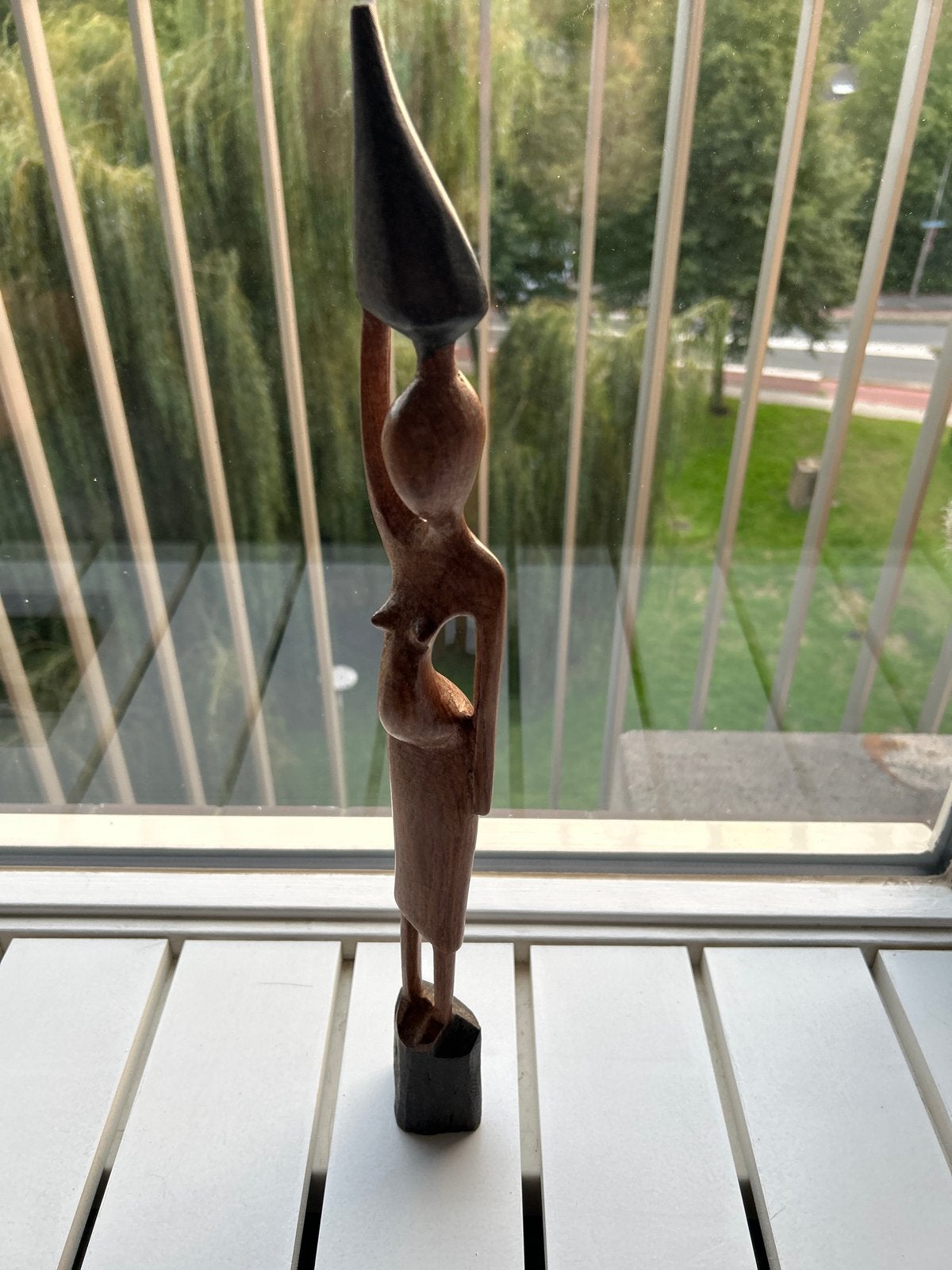 Gestileerde Vrouwenfiguur Houtsnijwerk - 55 cm, Antiek en Kunst, Handgemaakt, Beeld, Hout, Bruin
