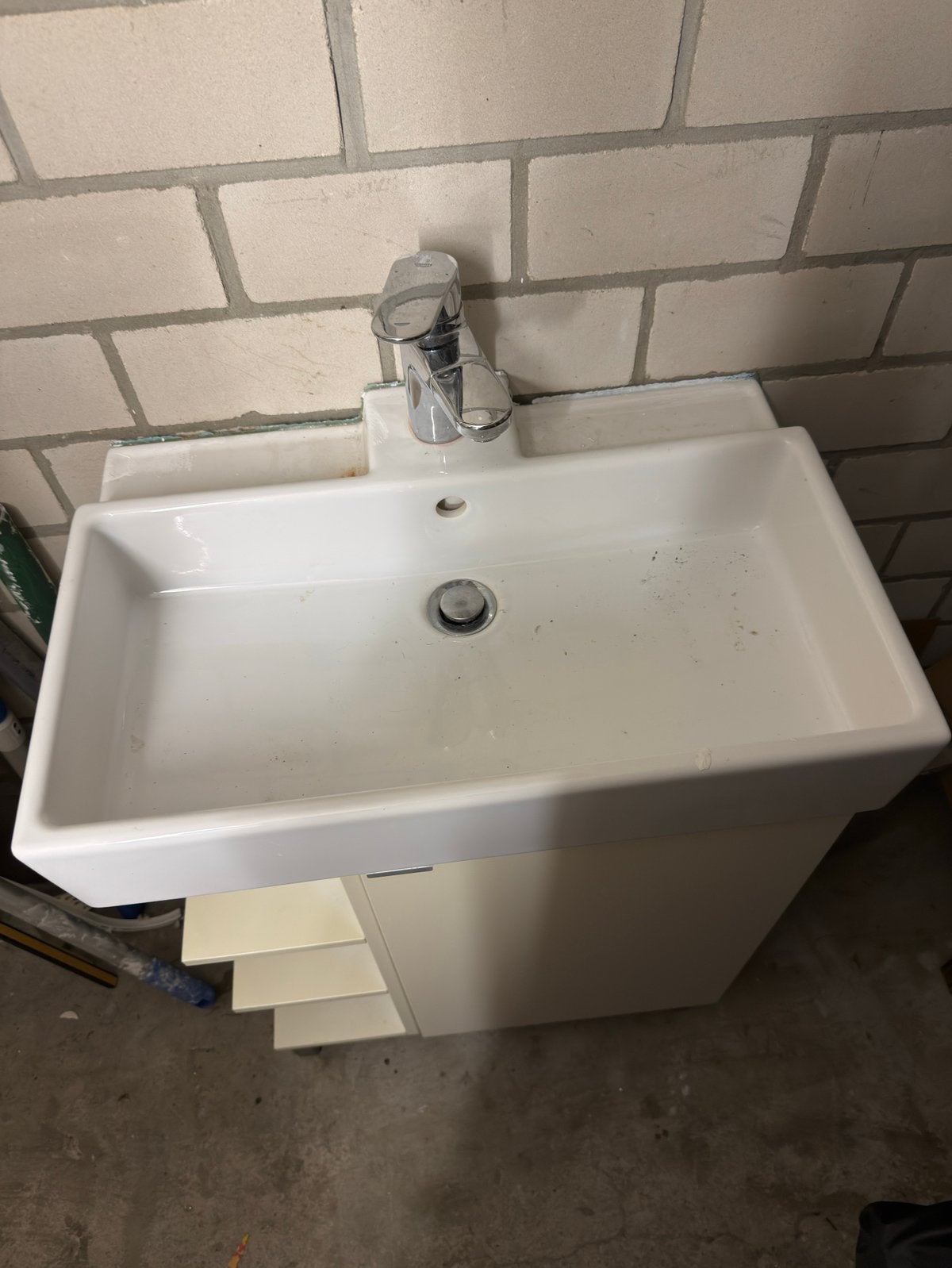 Wastafel met keramische wasbak en met grohe kraan, Ophalen, 50 tot 100 cm, Minder dan 100 cm, Wasbak of Wastafel