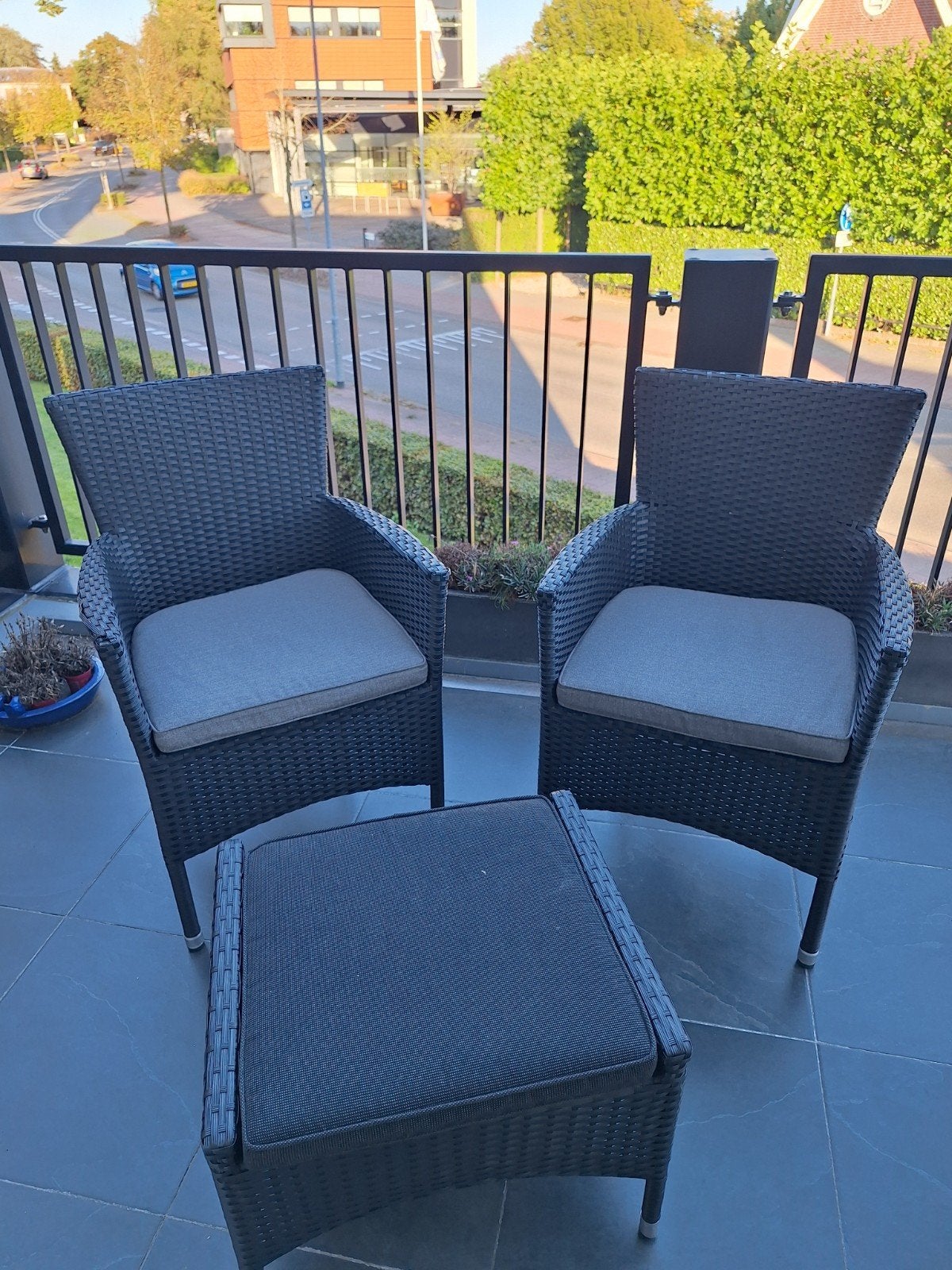Tuinsetje met 2 stoelen en hocker, inclusief grijze kussens, Gebruikt, Wicker, Tuinset, Hocker