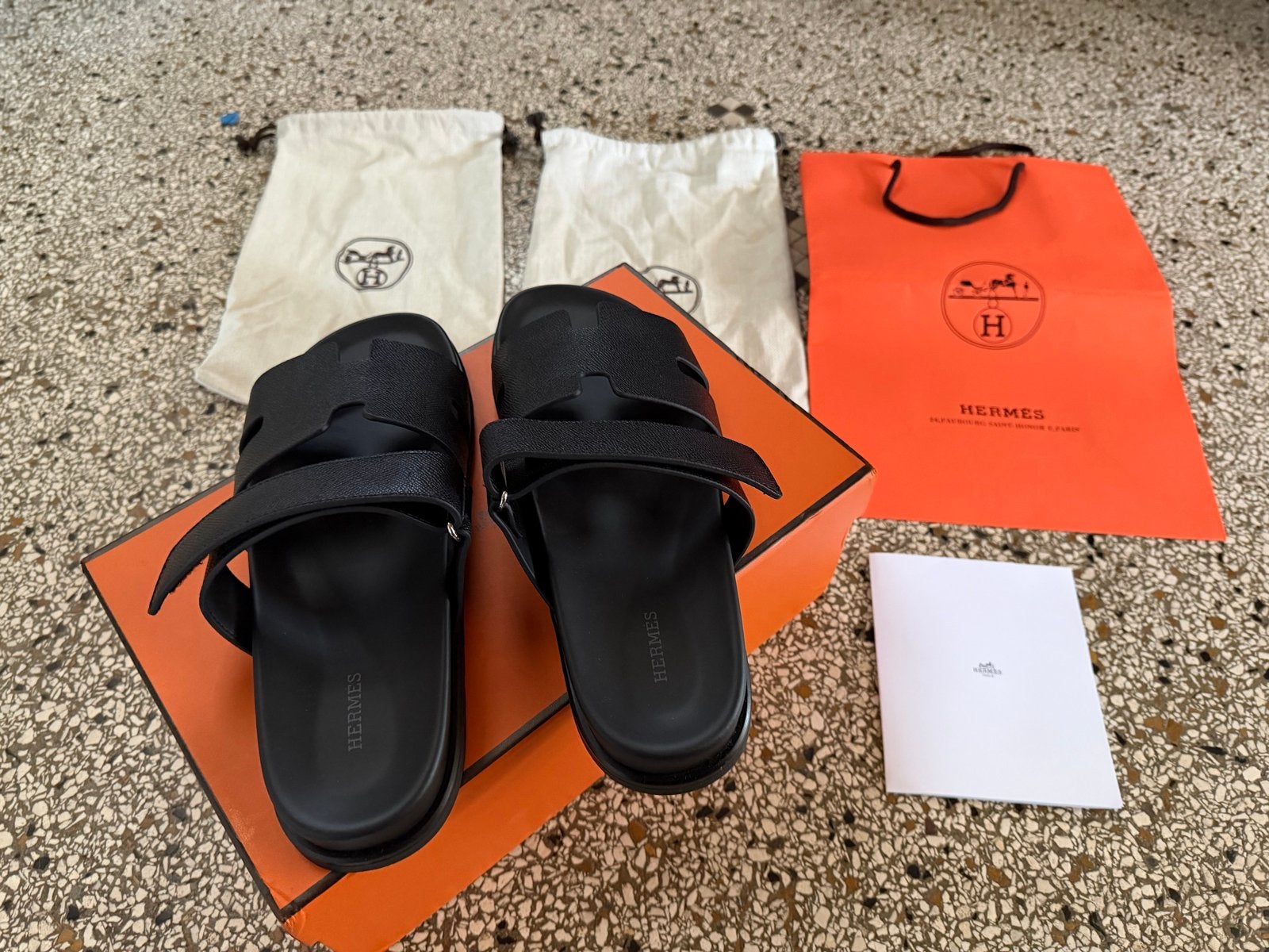 Hermes slippers, Ophalen of Verzenden, Zo goed als nieuw, Zwart, Slippers
