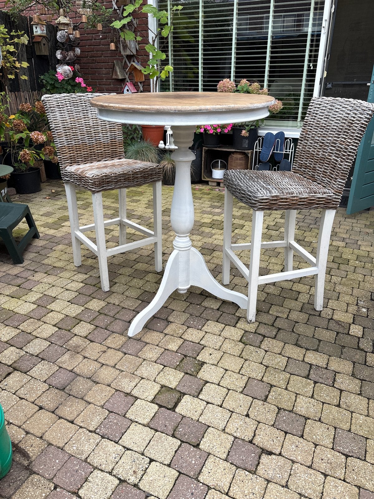 Houten bartafel met 2 rotan barkrukken, Tuin en Terras, Ophalen, Gebruikt, Rond, Hout