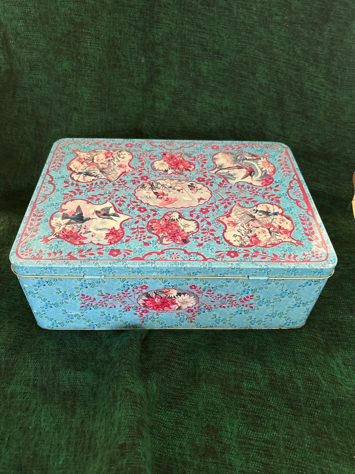 Decoratieve blikken doos met bloemen en vogels, Ophalen, Minder dan 50 cm, Gebruikt, Metaal