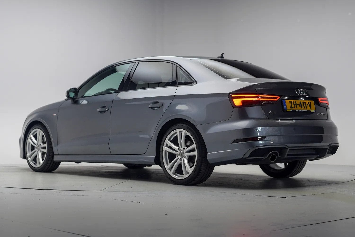 Audi A3 LIMOUSINE 30 TFSI S-Line [ Navigatie Full LED Climat, Gebruikt, 116 pk, Handgeschakeld, 3 cilinders