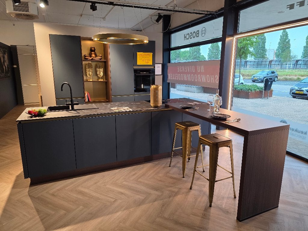 Prachtige Fjordblauwe keuken met Bora kookplaat + Bosch oven