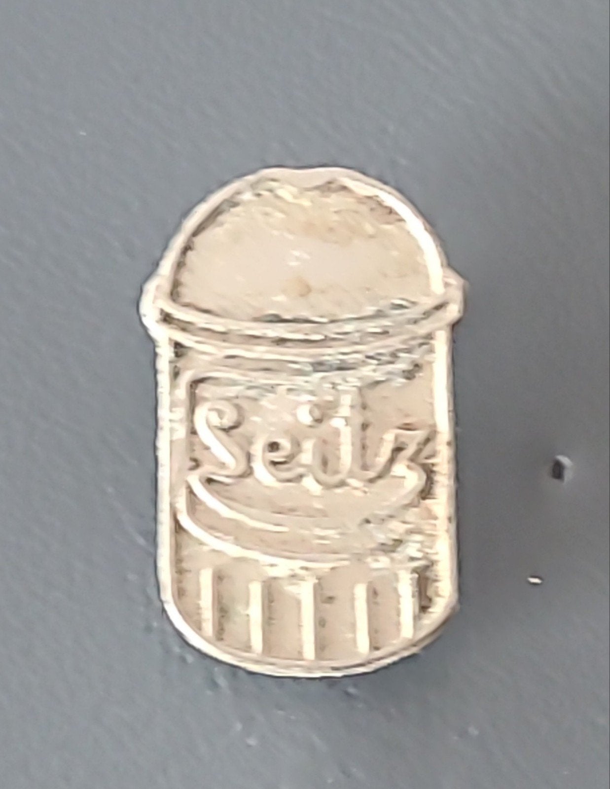 Vintage Speldje 'Seitz', Verzenden, Gebruikt, Overige onderwerpen, Speldje of Pin