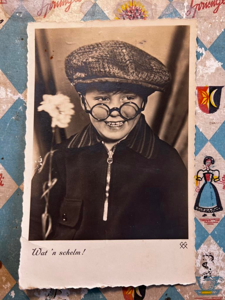 1937 Wat een schelm - jongen met pet en bril (NN), Ophalen of Verzenden, 1920 tot 1940, Gelopen, Kinderen