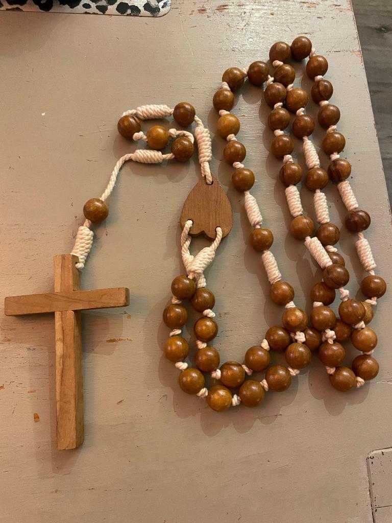 Vintage retro lange grote houten rozenkrans 145cm! Ketting, Ophalen of Verzenden, Zo goed als nieuw, Sieraad, Christendom | Katholiek