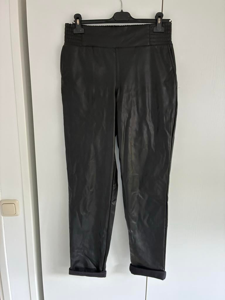 Zwarte imitatie leren broek van Juul & Belle, M, als nieuw, Maat 38/40 (M), Zwart, Ophalen of Verzenden, Zo goed als nieuw