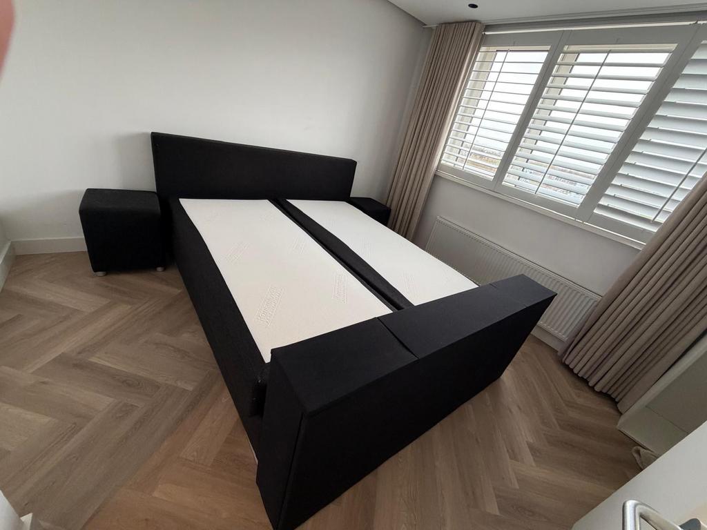 Zwart tweepersoonsbed met nachtkastjes en TV lift, Huis en Inrichting, Slaapkamer | Nachtkastjes, Ophalen, Overige materialen