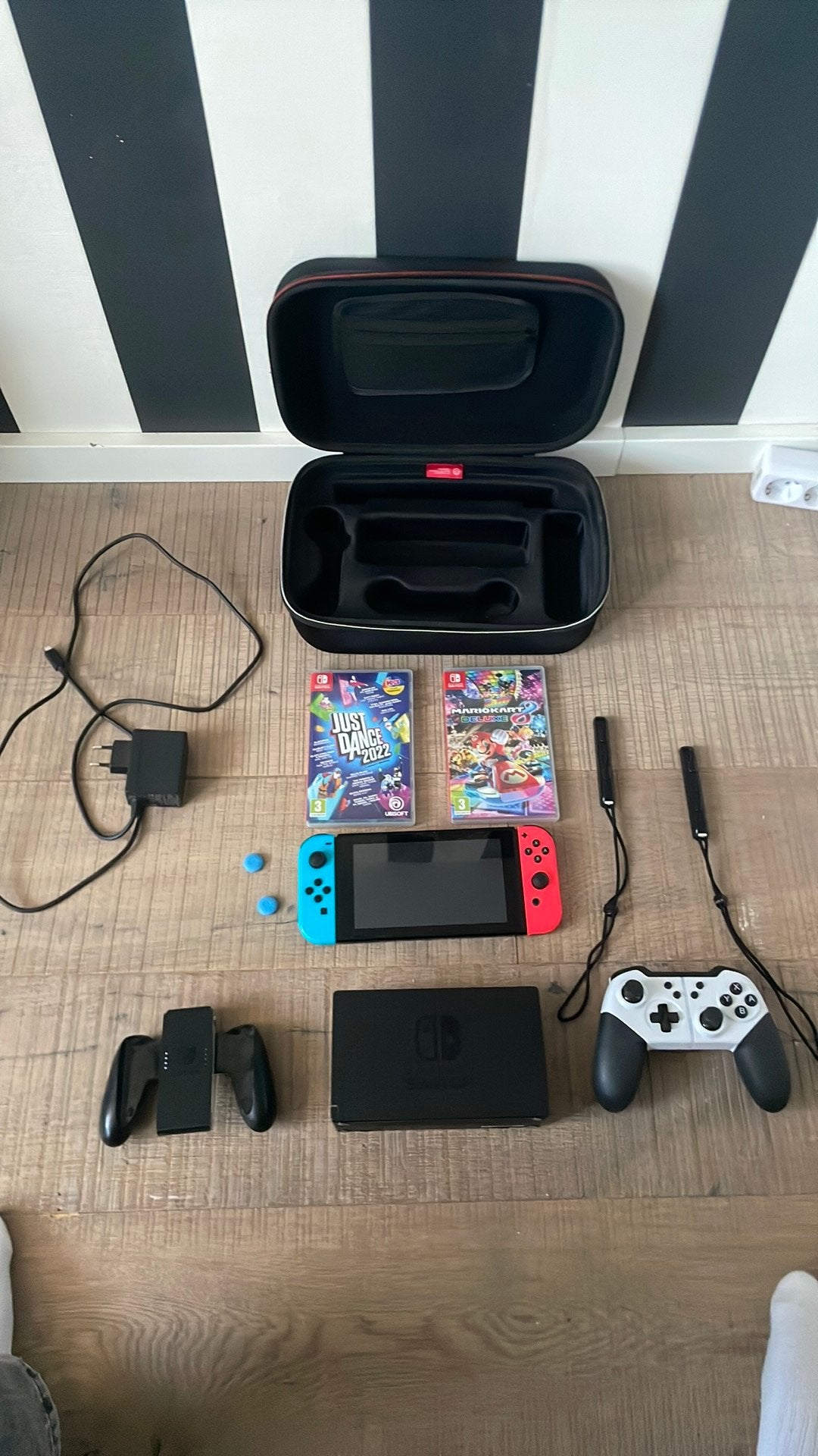 Nintendo switch met 256 GB opslag en twee games en meer, Spelcomputers en Games, Ophalen, Zo goed als nieuw, Met 1 controller
