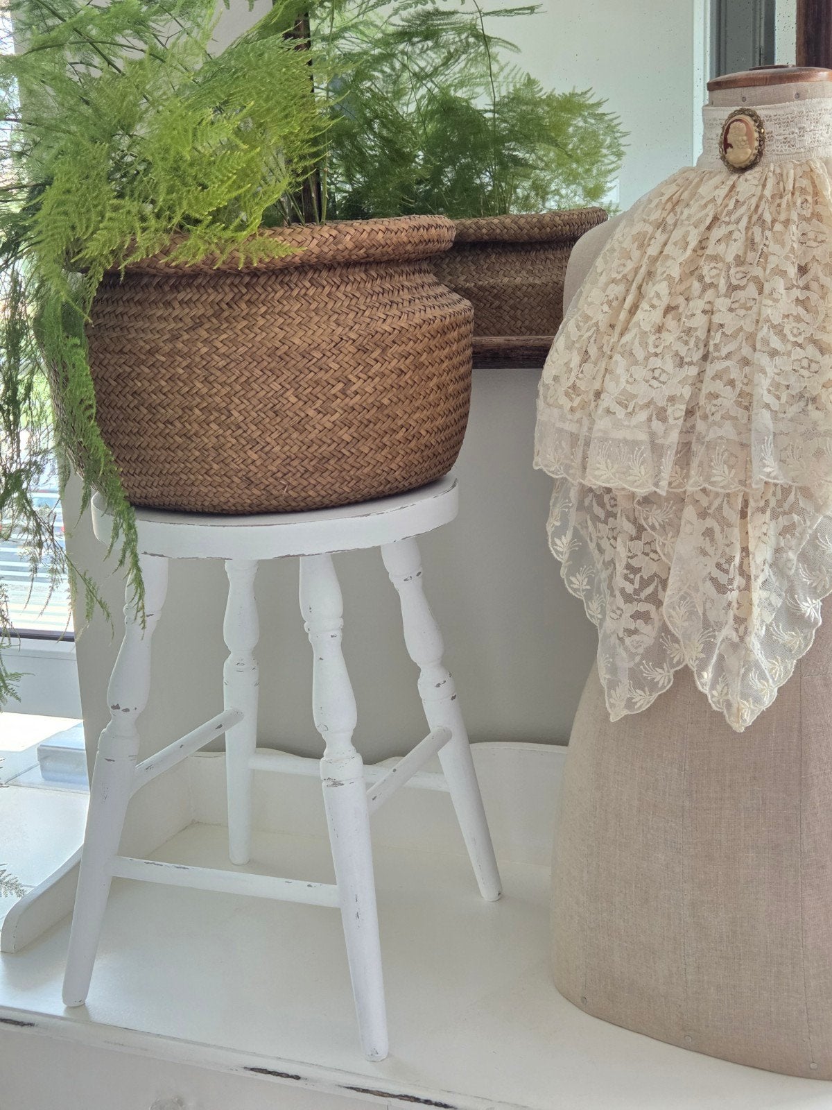 Brocante witte houten kruk planten tafeltje, Ophalen