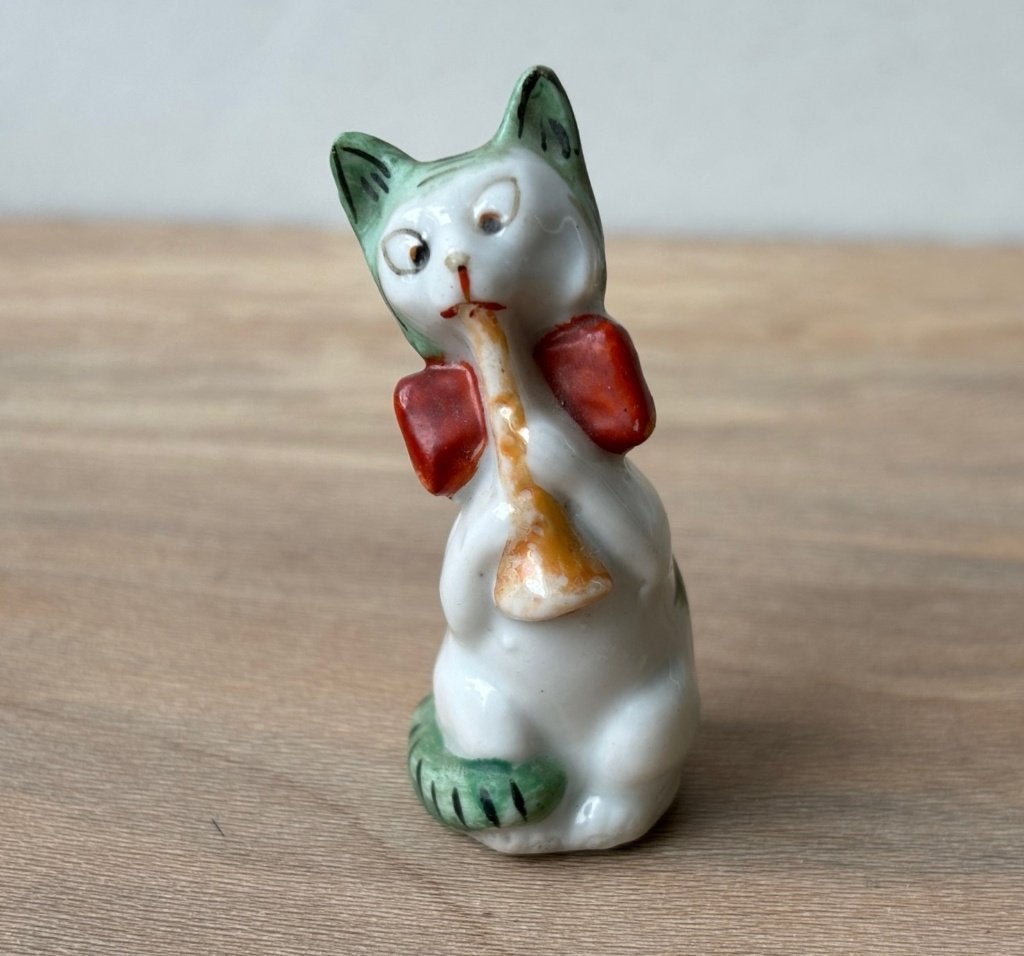 Oud KLEIN Beeldje Kat Poes met Trompet 5 cm, Ophalen of Verzenden, Zo goed als nieuw, Hond of Kat, Opgezet dier