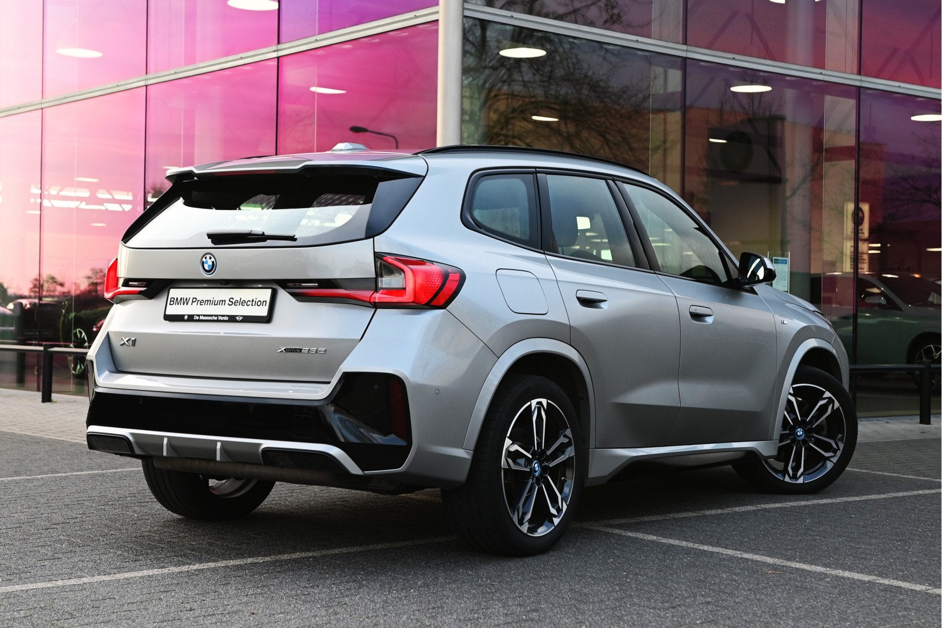 BMW X1 xDrive25e M Sport Automaat / Sportstoelen / Achteruit, Auto's, Dealer onderhouden, Gebruikt, Zwart, 245 pk