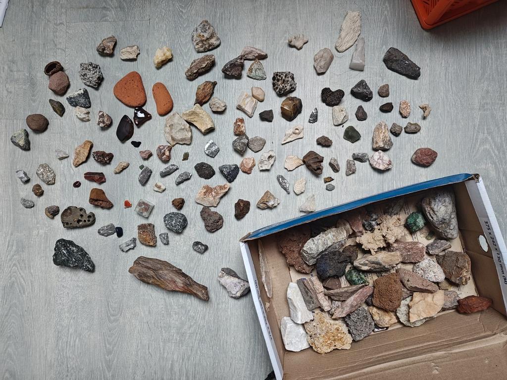 Partij met oa edelstenen, versteend hout, Ophalen