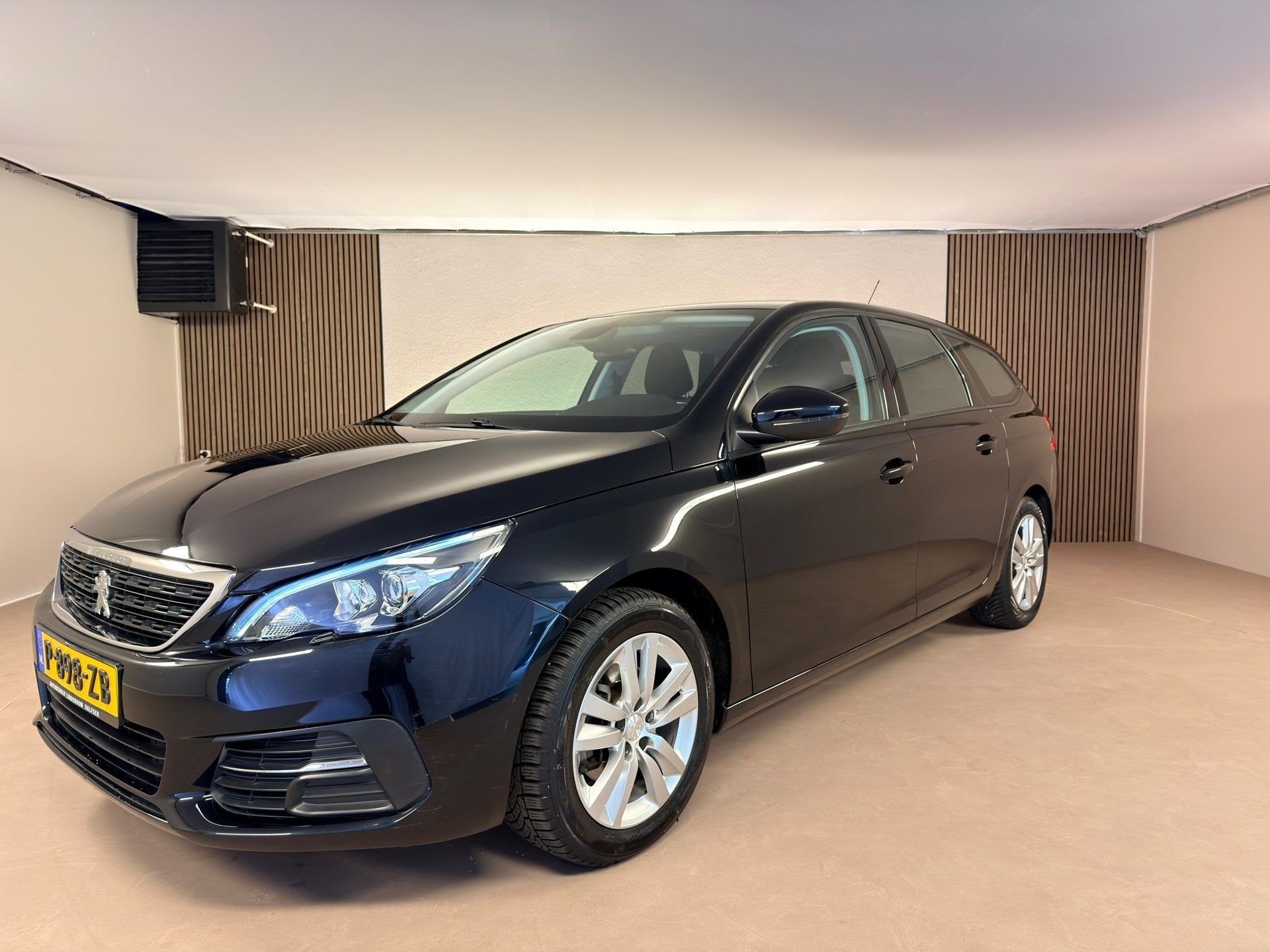 Peugeot 308 SW 1.2 PureTech Active Trekhaak, All Season band, Voorwielaandrijving, Stof, Gebruikt, 1199 cc
