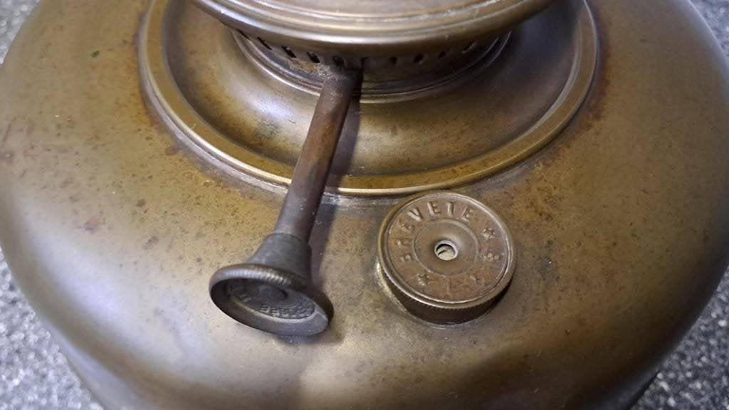 Een mooie, oude petroleumlamp met glazen kap, Antiek en Kunst, Ophalen of Verzenden