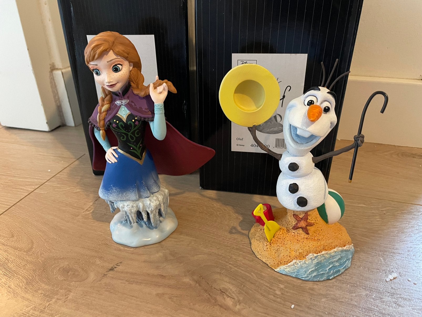 Let op! Showcase enesco Disney Grand Jester Frozen Anna olaf, Ophalen of Verzenden, Overige figuren, Gebruikt, Beeldje of Figuurtje