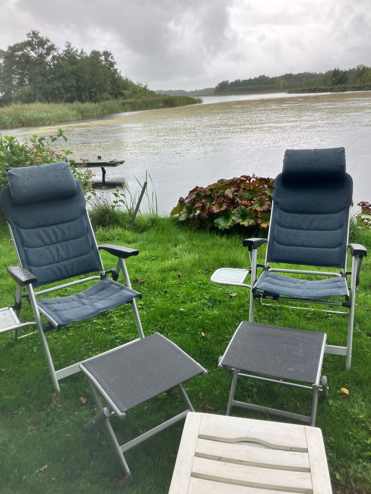 2x Campingstoel met voetenbank en bijzettafels, Ophalen of Verzenden, Gebruikt, Campingstoel