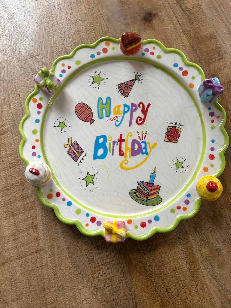 Happy Birthday schaal met cadeautjes en taart, Gebruikt, Keramiek, Ophalen of Verzenden, Schaal of Schalen