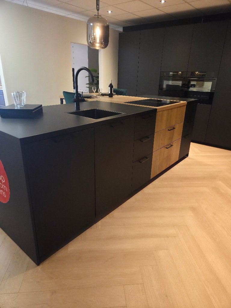 Luxe Showroomkeuken Zwart – Compleet met Eiland & apparatuur, Ophalen, -, Zwart, -