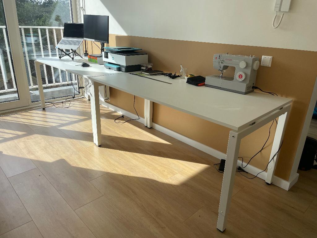 Twee stevige witte in hoogte verstelbare bureau's 160x80cm, Ophalen, In hoogte verstelbaar, Gebruikt