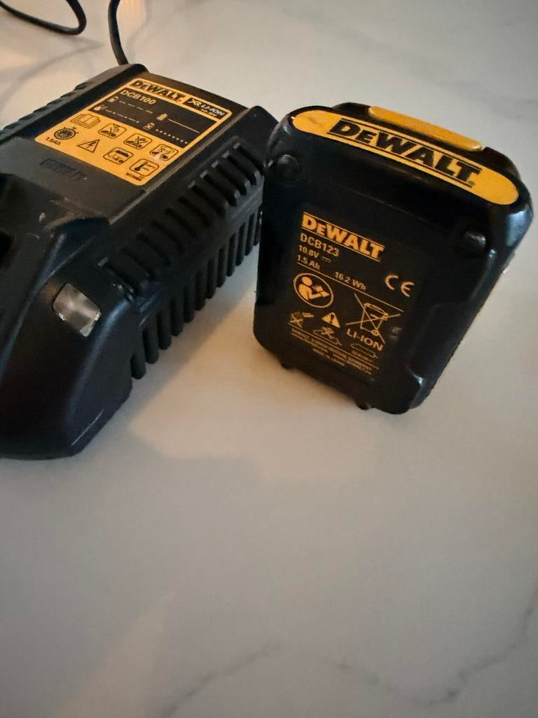 Dewalt DCB100 Oplader met DCB123 10.8V Accu, Ophalen of Verzenden, Gebruikt