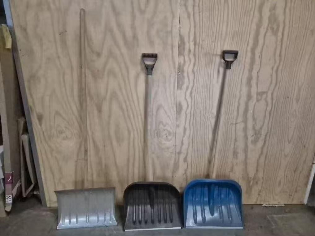 Sneeuwschep in verschillende kleuren/materiaal, Tuin en Terras, Ophalen, Nieuw