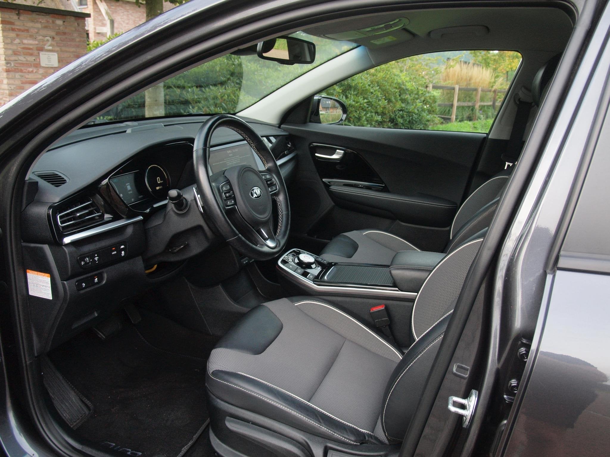 Kia e-Niro DynamicLine 64 kWh | SOH 100% | Fase 3 | Camera |, Dealer onderhouden, Gebruikt, 1712 kg, Leder en Stof