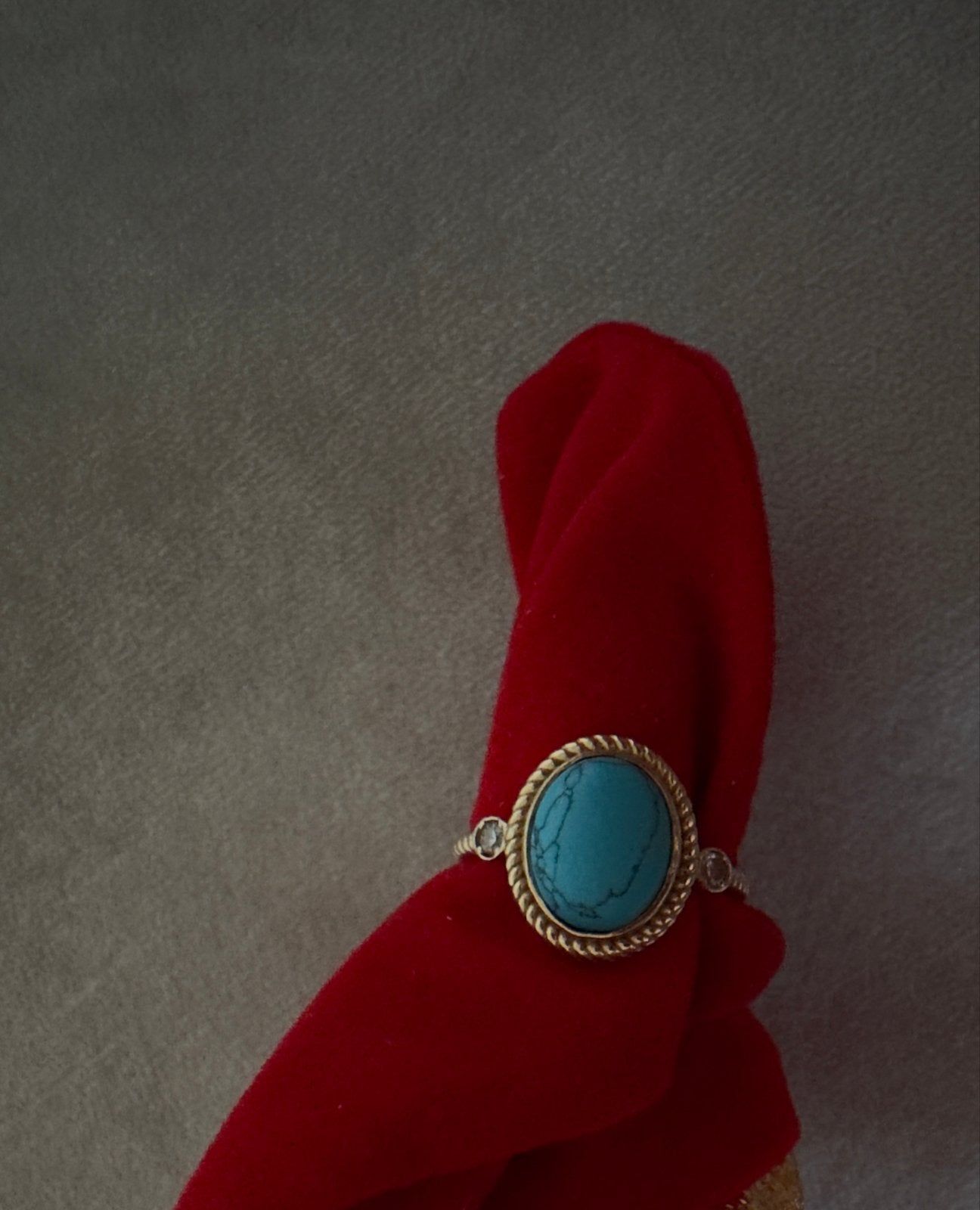 14 Karaat Gouden Ring met Turkoois Steen – €400, Sieraden, Tassen en Uiterlijk, Ophalen of Verzenden, Zo goed als nieuw, 17 tot 18