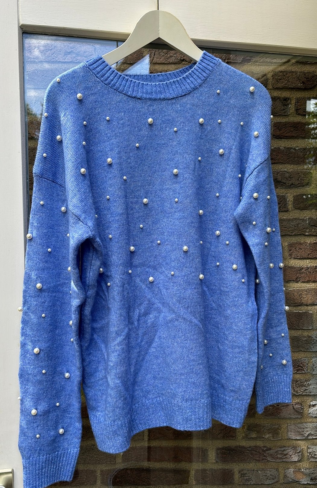 Blauwe zachte trui maat L parels op de mouwen en voorkant, Ophalen of Verzenden, Zo goed als nieuw, Maat 42/44 (L), Blauw