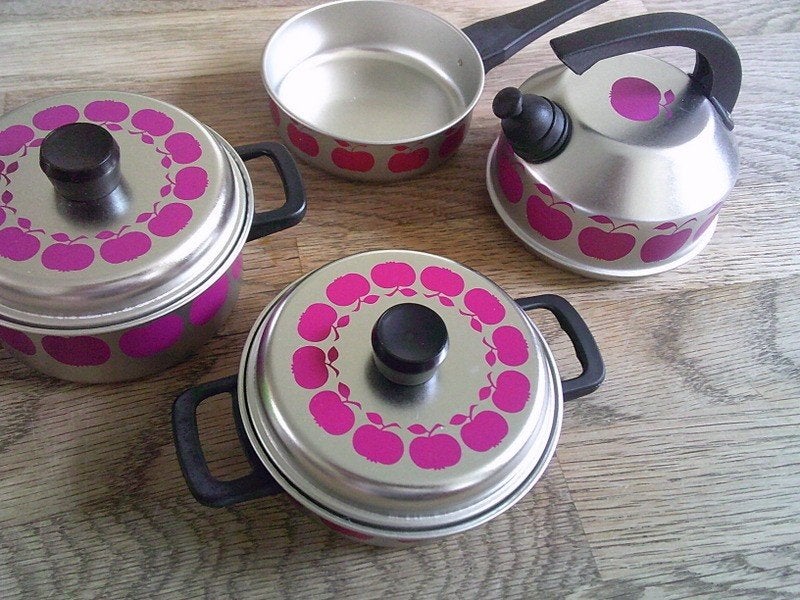 Kinderkeukentje pannensetje mini pannetjes en fluitketel, Ophalen of Verzenden, Zo goed als nieuw, Overige materialen, Speelkeuken-accessoire
