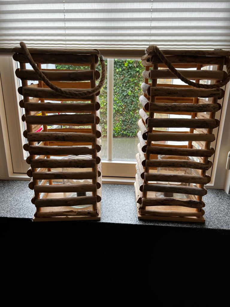Twee prachtige houten windlichten - sfeervol voor binnen/bui, Huis en Inrichting, Woonaccessoires | Kandelaars en Kaarsen, Ophalen
