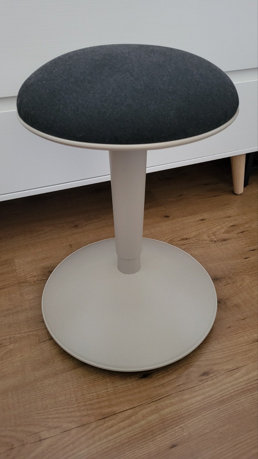 IKEA NILSERIK Zit-sta kruk, donkergrijs, Ophalen of Verzenden, Zo goed als nieuw, Grijs