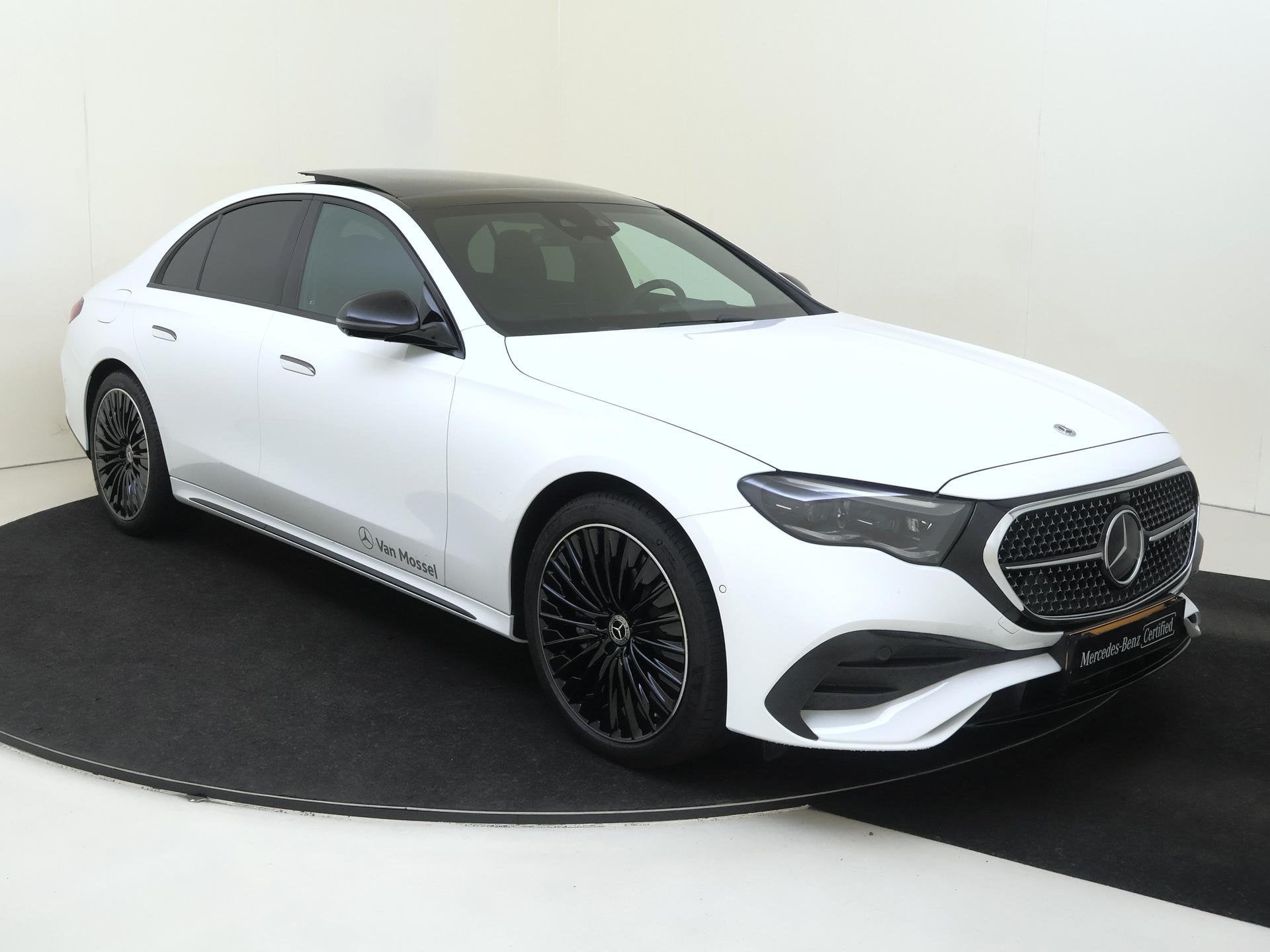 Mercedes-Benz E-klasse 400 e 4MATIC AMG Line / Premium/ Pano, Auto's, Mercedes-Benz, Automaat, 4 cilinders, Bedrijf, Vierwielaandrijving