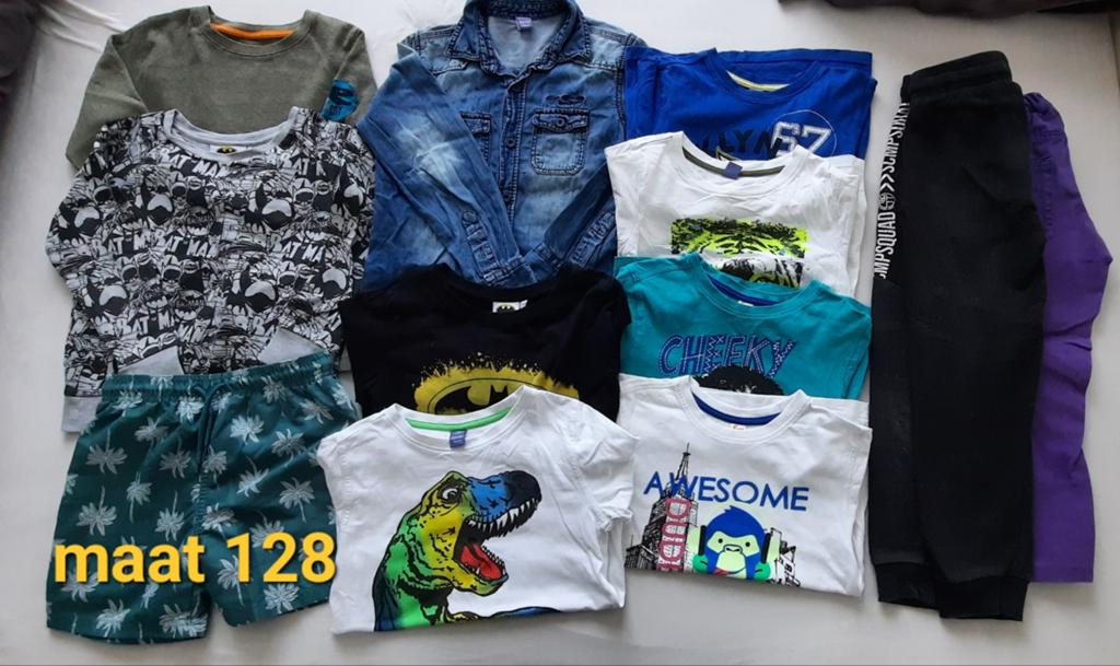 Kledingpakket in maat 128. T-shirt, broeken, zwembroek, Ophalen of Verzenden, Zo goed als nieuw, Maat 128