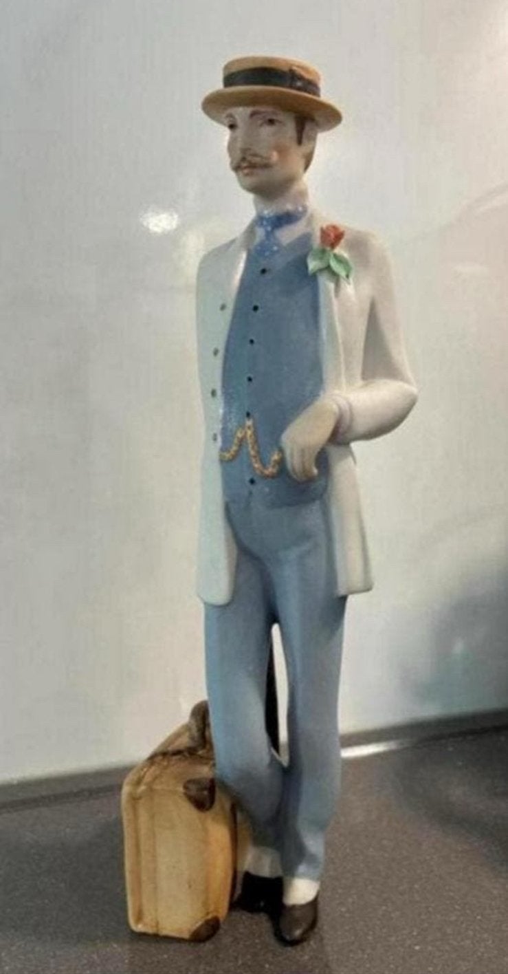 Porseleinen beeldje van een man met koffer van Royal Dux, Antiek en Kunst, Ophalen of Verzenden