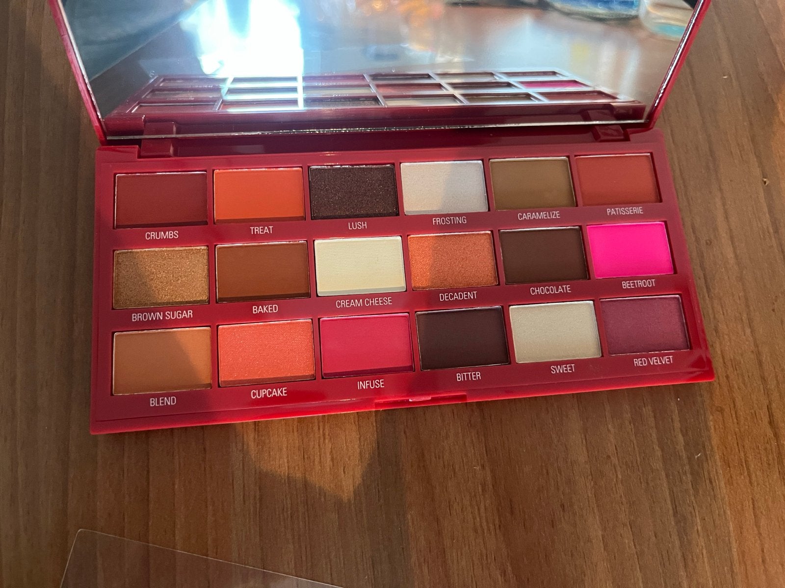 Revolution Beauty Red Velvet oogschaduw palet, Nieuw, Ophalen of Verzenden, Make-up, Overige kleuren