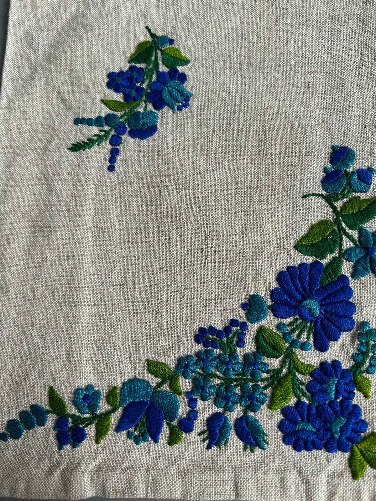 Handgeborduurd linnen met blauwe bloemen (26x40cm), Ophalen of Verzenden, Gebruikt, Handborduren, Overige typen