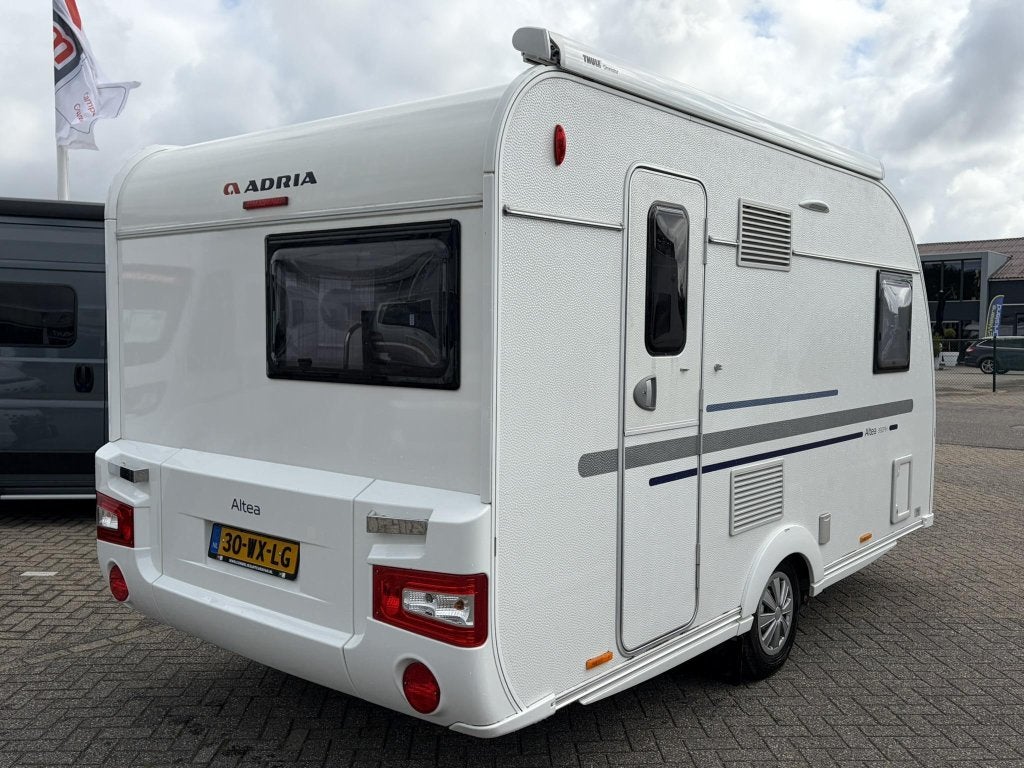 Adria Altea 392 PH VERKOCHT, Caravans en Kamperen, Caravans, Schokbreker, Bedrijf, Treinzit, 4 tot 5 meter