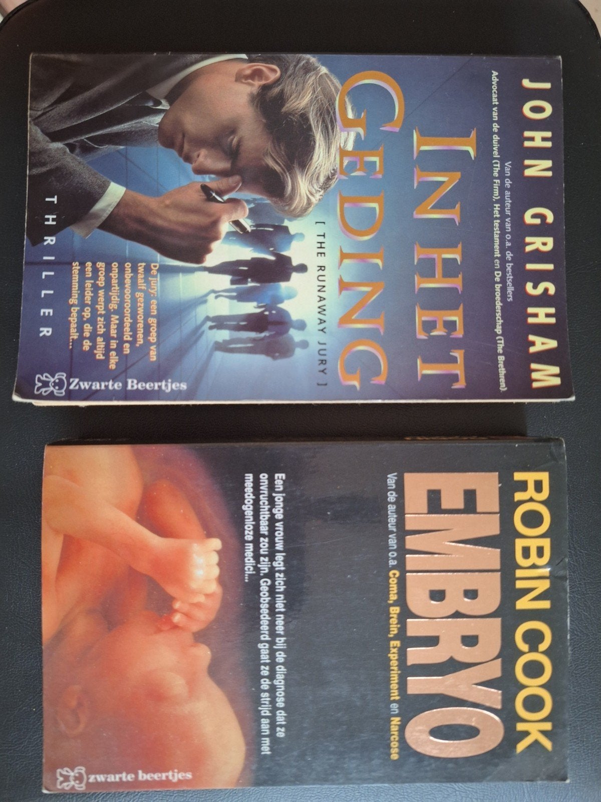 Robin Cook - Embryo en John Grisham - in het geding (Zwarte, Ophalen of Verzenden, Gelezen, John Grisham  &  Robin Cook, Nederland
