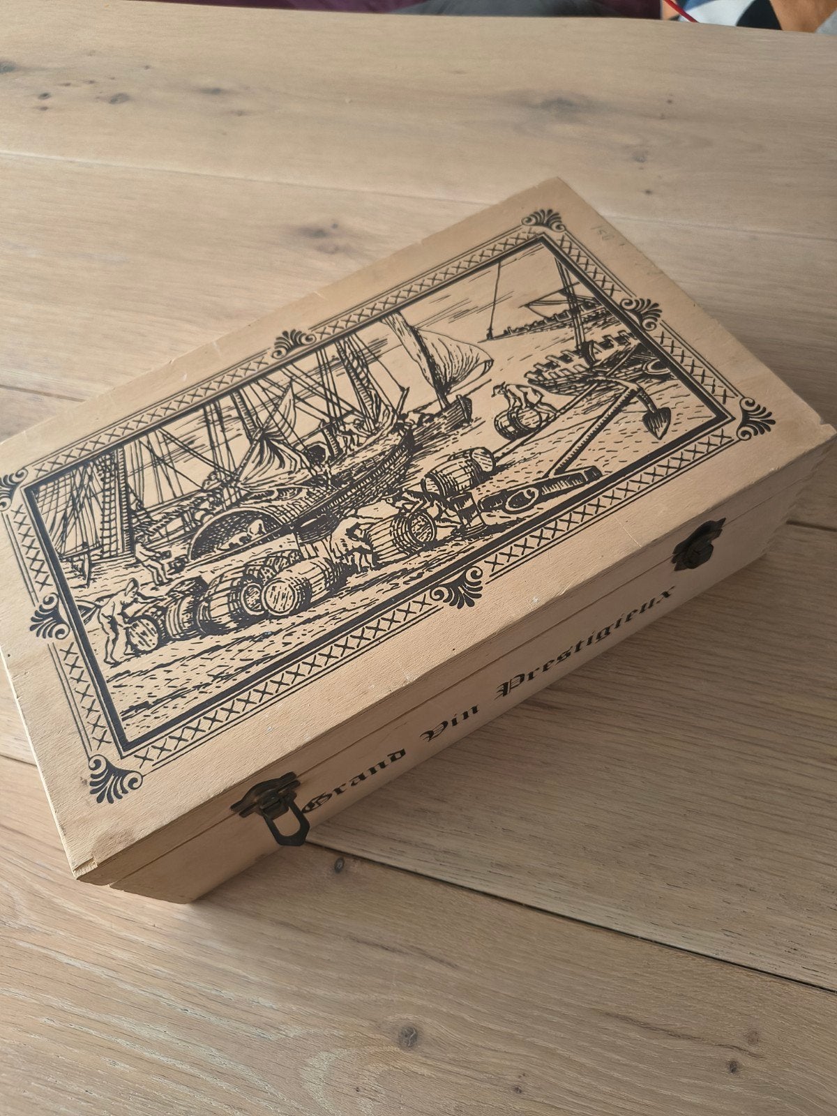Houten kistje 'Grand Vin Prestigieux', Ophalen