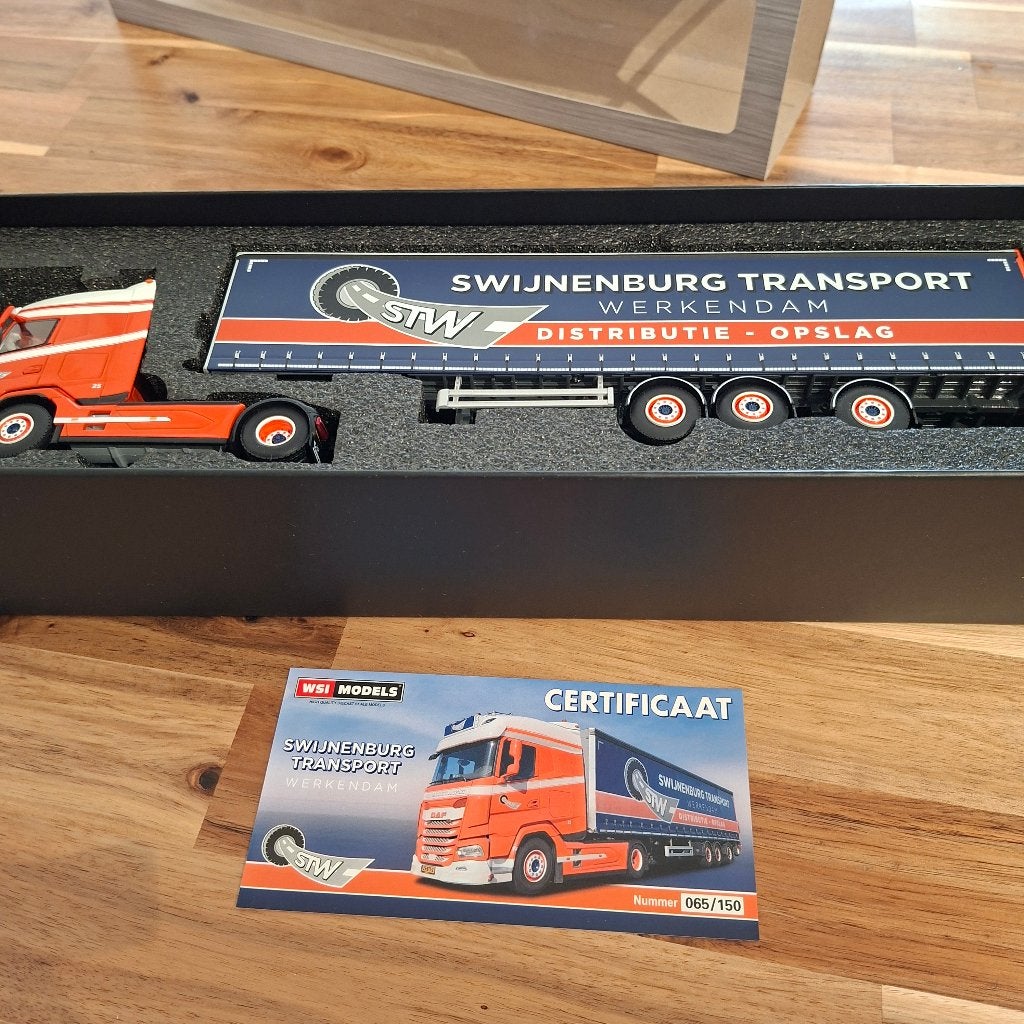 WSI Model DAF XG 4x2 + Curtain Side Trailer - Swijnenburg, Hobby en Vrije tijd, Verzenden, Nieuw, Bus of Vrachtwagen, Wsi